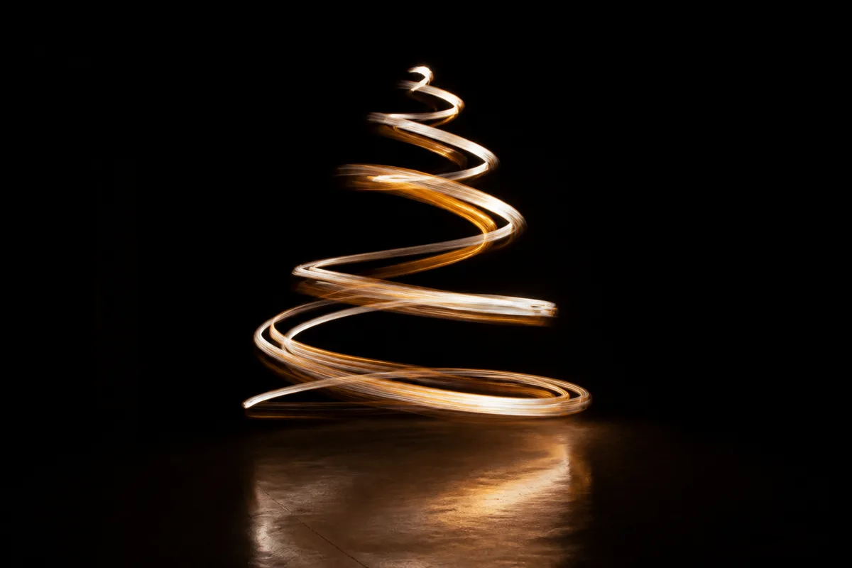 Trace lumineuse en spirale dessinée à la lampe pendant une pose longue